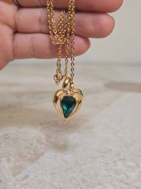 Vintage Avon 1994 May Birthstone Heart Pendant Necklace Gold Tone Emerald Green